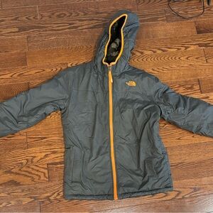 NORTHFACE 

REVERSIBLE CAMO JACKET FOR BOYS 🧡❄️

AMAZING CONDITION